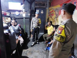 Jelang Pemilu 2024, Polsek Wonocolo Rutin Patroli Dialogis ke Warga Margorejo