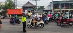 Polsek Benowo Lakukan Giat Pos Akhir, Antisipasi Kemacetan Masyarakat di Jam Pulang Kerja