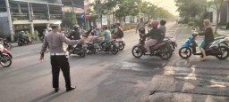 Unit Lantas Polsek Benowo, Lakukan Pengaturan Lalin Urai Kemacetan dan Antisipasi Kejahatan Jalanan