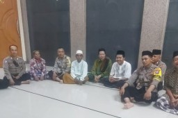 Jelang Pemilu 2024, Polsek Karangpilang Safari Sholat Subuh Bersama Warga di Masjid Al Barokah Kebraon Surabaya