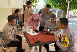 Bhabinkamtibmas Polsek Tegalsari Lakukan Pengamanan Pelayanan SIM Cak Bhabin