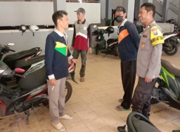 Terjunkan Anggota nya Blusukan ke Pemukiman Kapolsek Simokerto Cegah Curanmor