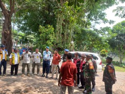 Bhabinkamtibmas Kelurahan Keputran dengan Rekan TNI Kolaborasi Bersama Warga Binaannya