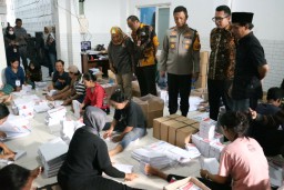 Kapolres Mojokerto Kota Bersama Walikota Kunjungi Gudang KPU Pastikan Logistik Aman  