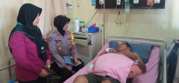 Polri Peduli, Wujud Sinergitas Polri Bersama Awak Media, Kasihumas Polres Bangkalan Jenguk Wartawan Sakit