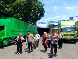 Kapolres Nganjuk Lakukan Cek Kesiapan Anggota Pengamanan Produksi Surat Suara di PT. Temprina