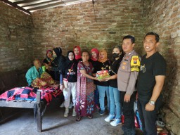 Bhabinkamtibmas Bripka Fitra, Pemdes Semare dan Relawan SGM Bersinergi dalam Bakti Sosial, Bantu Mbah Iksan yang Menderita Stroke