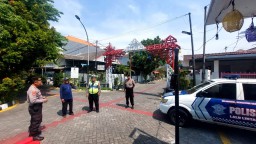 Polsek Karangpilang Patroli Sasar di Pemukiman Warga Perum Griya Kebraon Tengah, Cegah Potensi Kejahatan
