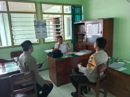 Polsek Jatikalen Lakukan Sosialisasi Cyber Pungli dan Imbauan Kaptibmas di Kantor Desa Perning