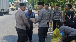Jumat Berkah, Jelang Pengamanan Pemilu 2024 Kapolsek Simokerto Gelar Aksi Sosial