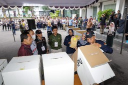 Satukan Persepsi, Polrestabes Surabaya Gelar Apel Pengecekan Personil dan Simulasi Pengamanan TPS Pemilu 2024
