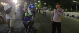 Polsek Dukuh Pakis Mengadakan Giat Razia Knalpot Brong di Jalan Mayjend Sungkono.