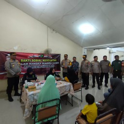 Kapolresta Sidoarjo Beri Kesempatan Kepada Masyarakat Untuk Kritik dan Saran Sambil Bagikan Bakti Sosial