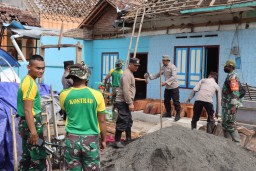 Sinergitas Polres Bondowoso Bersama TNI Bantu Warga Terdampak Putting Beliung