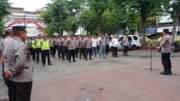 Jelang Pemilu 2024 Kapolsek Simokerto Beri Arahan Penting ke Anggotanya Saat Apel Jam Pimpinan