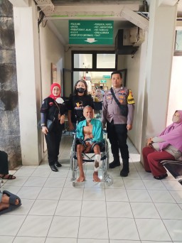 Polres Nganjuk Lakukan Pendampingan Atas Pengobatan Lanjutan Mbah Iksan Ke RSUD Nganjuk
