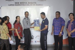 Selesaikan Pendidikan Semester I Warga Binaan Lapas Narkotika Bangli Terima Rapor