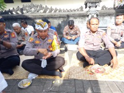 Polsek Mengwi Gelar Persembahyangan Bersama Purnama Kaulu