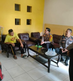 Kapolsek Kuta Utara Jenguk Anggotanya Yang Sakit