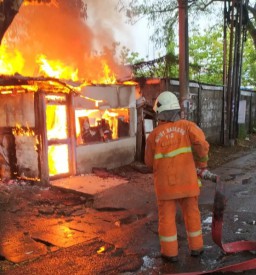 Sebuah Warung Berukuran 4×4 di Lalap Si Jago Merah Akibat Konsieting Listrik