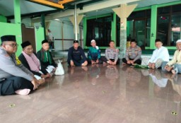 Anggota Polsek Rungkut Lakukan Safari Sholat Jumat di Masjid Al - Muttaqim