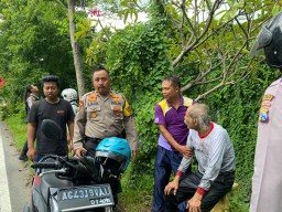 Gerak Cepat Patroli Sat Samapta Polres Nganjuk Selamatkan Pemotor yang Kejatuhan Cabang Pohon