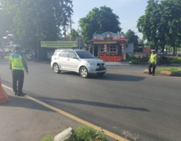 Polsek Benowo Urai Kemacetan dan Laka Lantas di Jalan Romokalisari Surabaya
