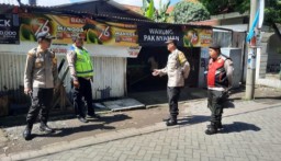 Beri Rasa Aman, Kapolsek Wonocolo Rutin Patroli Mobile di Wilayah Binaanya