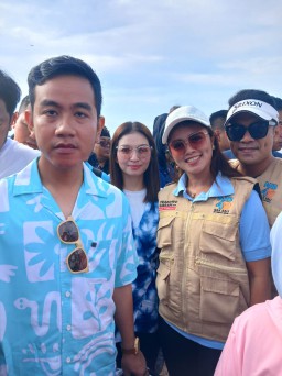 Bersama Gibran Bersih - Bersih Pantai Mertasari Gibran Suryaning Sanur