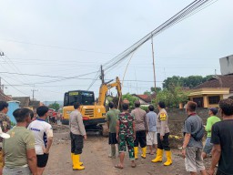 Kompak, Polisi Bersama TNI dan Warga Bersihkan Lumpur Luapan Sungai Joho di Tulungagung