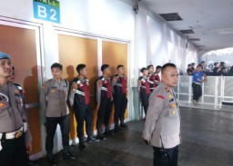 Kapolsek Wonocolo Melakukan, Pengamanan Konser Musik di Gedung Jatim Expo Surabaya