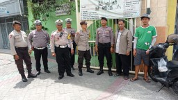 Gerak Cepat Kapolsek Simokerto Ciptakan Pemilu 2024 Aman Damai Lakukan Pengecekan Lokasi Dan Situasi Sekitar TPS