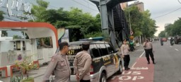 Polsek Gayungan Melaksanakan Mengantisipasi Laka Lantas di Jalan Frontage