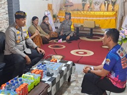 Wujud Bela Sungkawa, Kapolres Tabanan Melayat Ke Rumah Duka Ananda KBO Intel