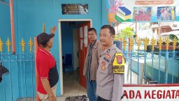 Jelang Pemilu Kapolsek Simokerto Terjunkan Bhabin Intel Cek Lokasi dan Deteksi Dini Situasi TPS