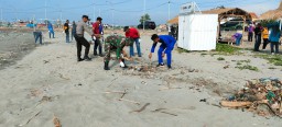 Peduli Lingkungan, Polisi Bersama TNI Gelar "Sapu Bersih Sampah Laut" di Pamekasan