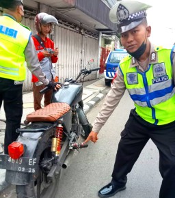 Demi Pemilu Aman Kondusif Lantas Polsek Simokerto Tindak Motor Knalpot Tidak Sesuai Spesifikasi