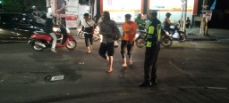 Hindari Kecelakaan Personel Lantas Polsek Kuta Utara Sebrangkan Pejalan Kaki