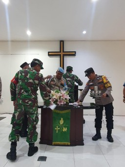 Bulan Bhakti TNI - Polri Tahun 2024, Polsek Rungkut Bersama Koramil Lakukan Kerja Bakti