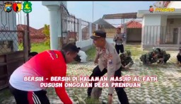 Momentum Jumat Curhat, Polsek Prenduan Bersama TNI Gelar Bersih bersih Tempat Ibadah