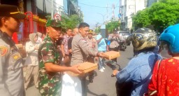 TNI Polri Simokerto Bersihkan Kelenteng BoenBio Kapasan Dan Bagikan 200 Nasi Kotak