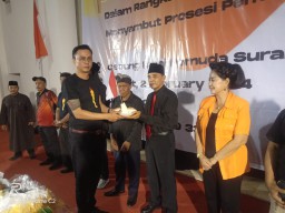 Doa Bersama Masyarakat Obor dan Potong Tumpeng di Gelar Belakang Gedung Balai Pemuda Surabaya