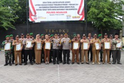 Kapolres Nganjuk Berikan Penghargaan Atas ke Berhasilan 3 Pilar Kecamatan Wilangan ( Danramil, Kapolsek dan Camat), Para Kades dan Para Ketua Perguruan Silat se- Kecamatan Wilangan