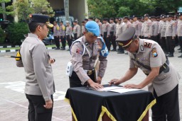 Kapolres Nganjuk Pimpin Upacara Serah Terima Jabatan Kapolsek Loceret