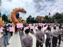 Aksi Unjuk Rasa Gerakan Rakyat Surabaya Dukung Keadilan di Mapolrestabes Surabaya Berjalan Lancar