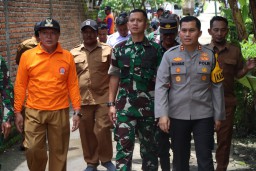 Kapolres Bersama Dandim 0810/Nganjuk Meninjau dan Berikan Bantuan Kepada Korban Puting Beliung