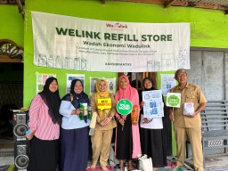 Kurangi Plastik Sachet, Komunitas Waduklink Buka Toko Isi Ulang Welink
