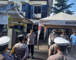 Kapolsek Rungkut Pimpin Apel Berikan Arahan Kepada Anggota, Tetap Menjaga Kesehatan