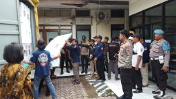 Kapolsek Simokerto Pimpin Pengawalan Distribusi Logistik Pemilu
