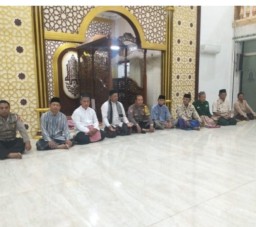 Anggota Polsek Karangpilang, Rutin Laksanakan Safari Sholat Subuh Bersama Warga Binaannya